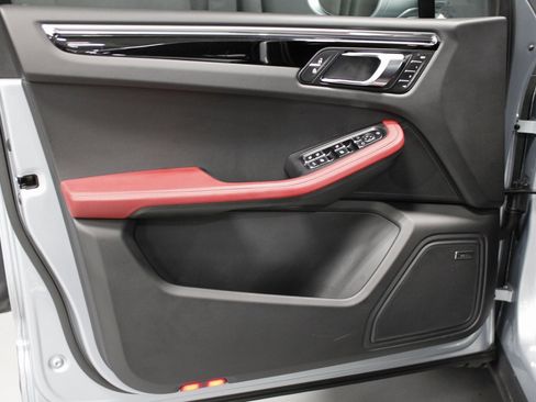 Certified 2025 Porsche Macan image 24