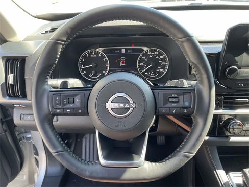 Used 2025 Nissan Pathfinder SL image 18