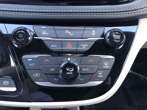 Used 2023 Chrysler Pacifica Touring-L FWD image 29