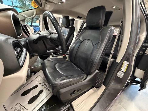 Used 2018 Chrysler Pacifica Touring-L Plus FWD image 9
