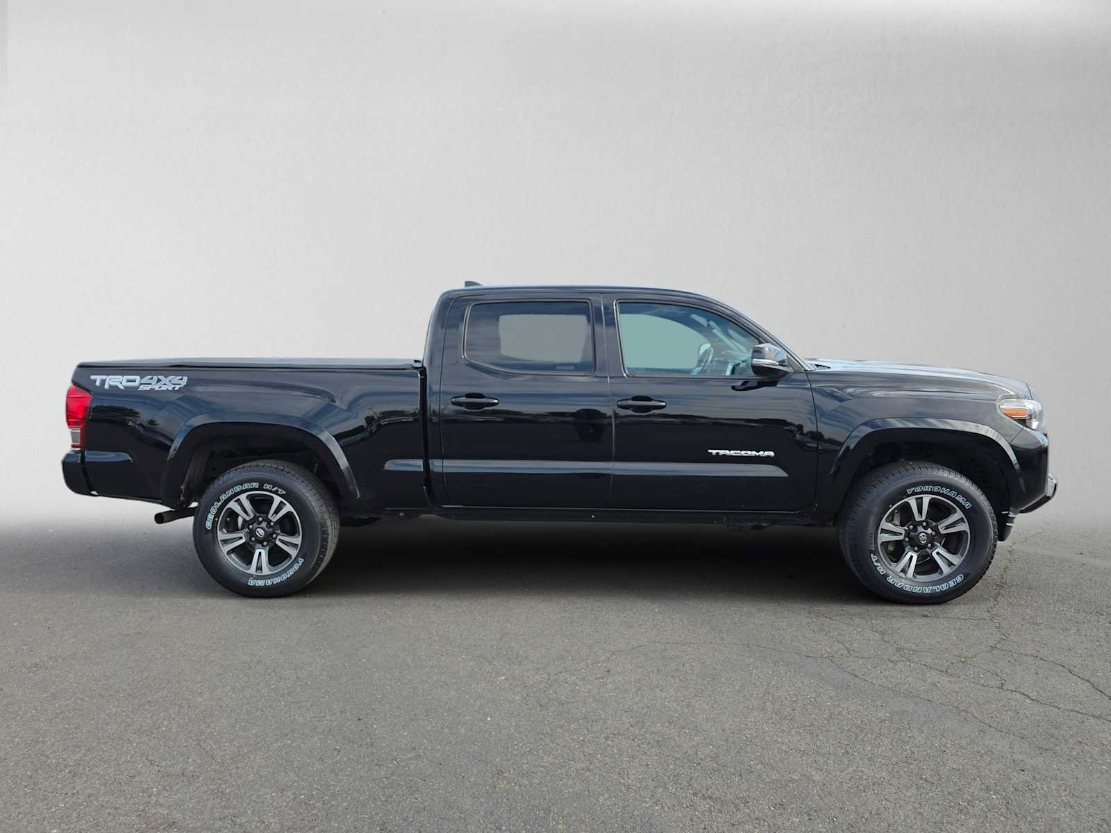 Used 2017 Toyota Tacoma TRD Sport w/ Premium & Technology Package AWD/4WD image 2