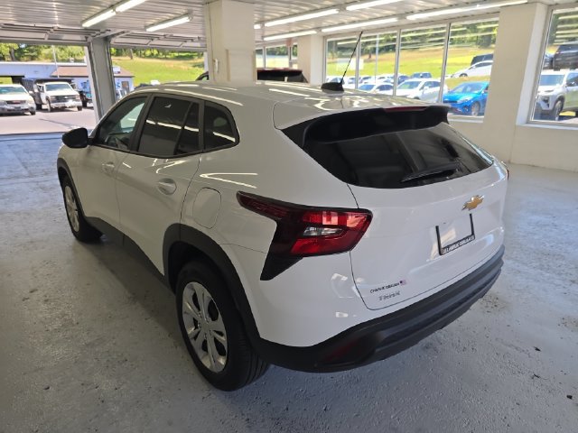 Used 2025 Chevrolet Trax LS FWD image 3