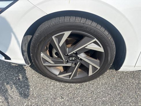 Used 2025 Hyundai Elantra SEL FWD image 12