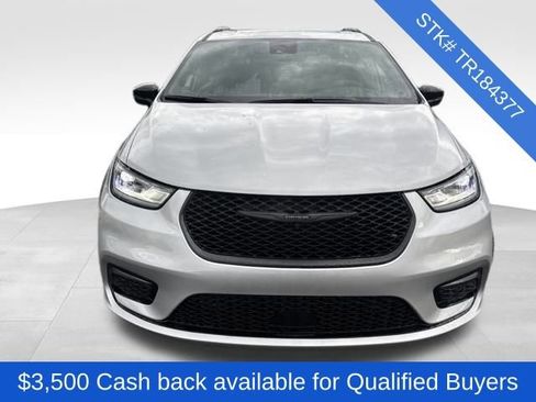 New 2026 Chrysler Pacifica Limited image 2