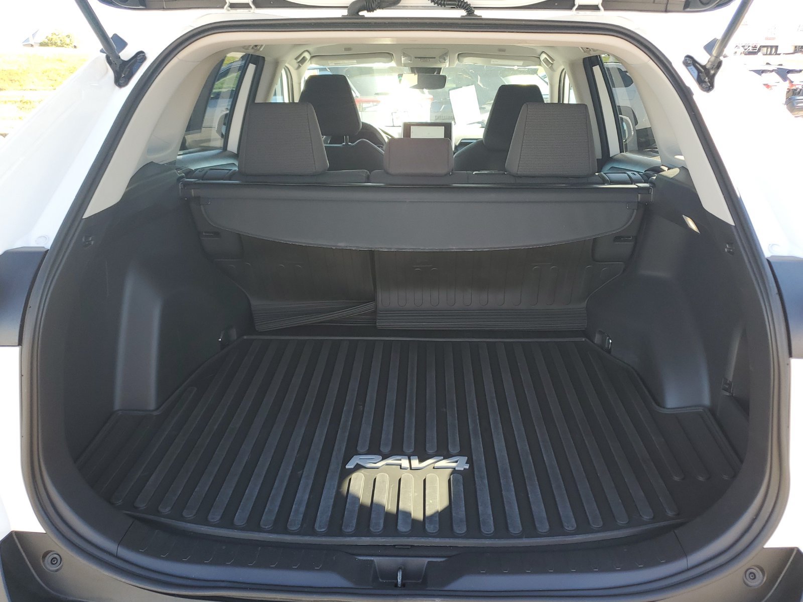 Used 2025 Toyota RAV4 LE AWD/4WD image 9