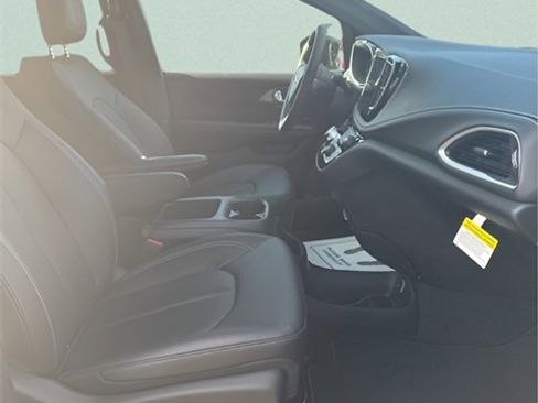 New 2026 Chrysler Pacifica Select image 22
