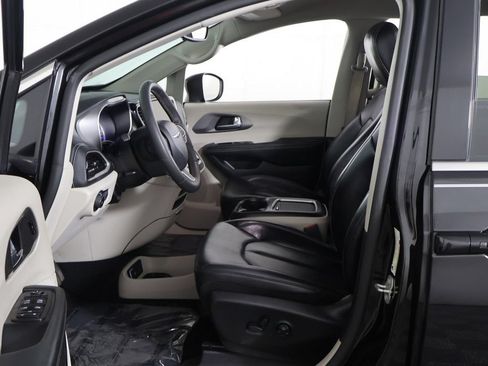 Used 2023 Chrysler Pacifica Touring-L FWD image 23
