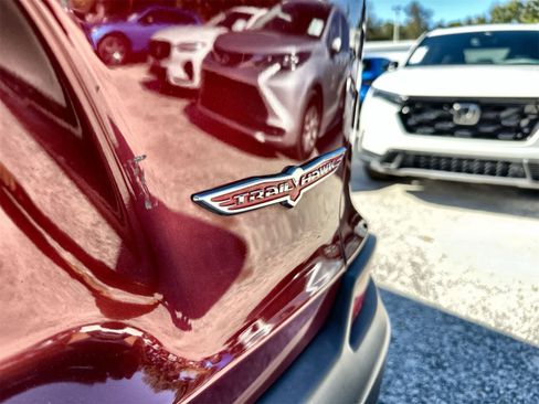 Used 2022 Jeep Cherokee Trailhawk image 7