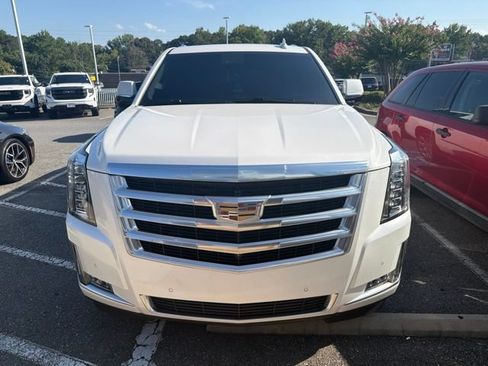 Used 2019 Cadillac Escalade ESV Luxury RWD image 2
