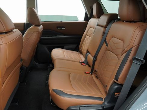 Used 2024 Nissan Pathfinder Platinum w/ Cargo Package image 22