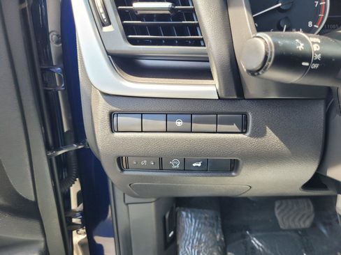 Used 2025 Nissan Rogue SV AWD/4WD image 31