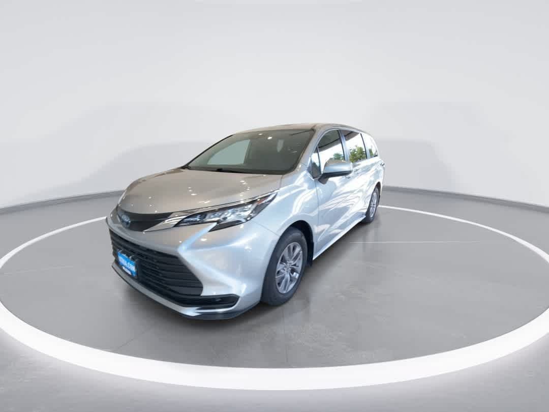 Used 2023 Toyota Sienna LE AWD/4WD image 4