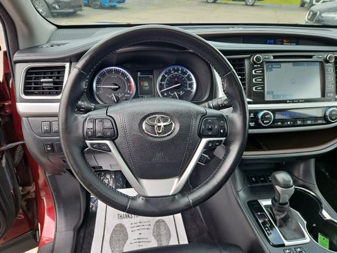Used 2017 Toyota Highlander XLE AWD/4WD image 12