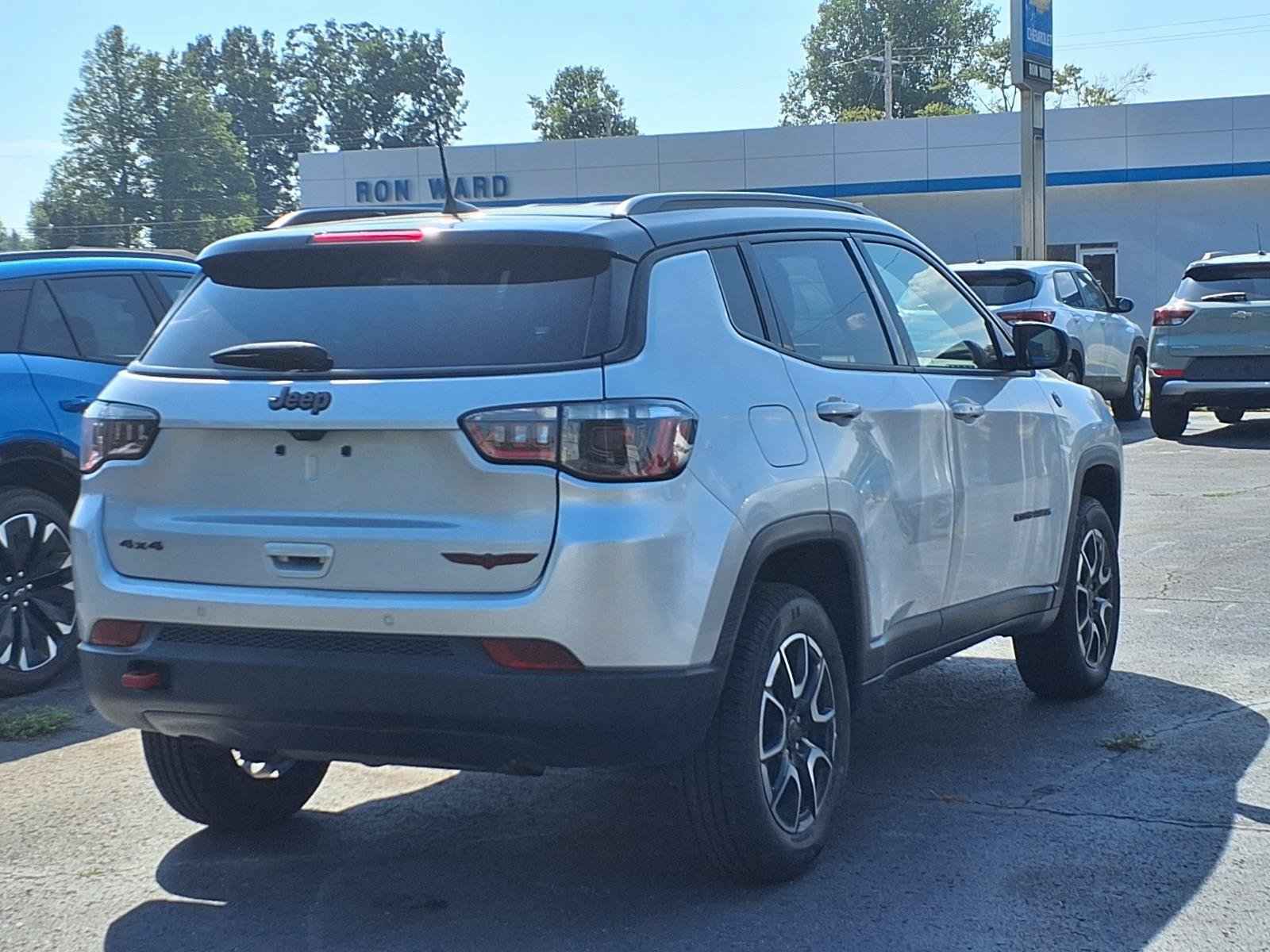 Used 2025 Jeep Compass Trailhawk AWD/4WD image 25