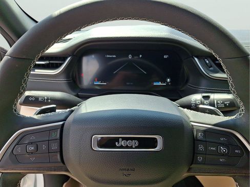 Used 2023 Jeep Grand Cherokee Limited w/ Luxury Tech Group II AWD/4WD image 16