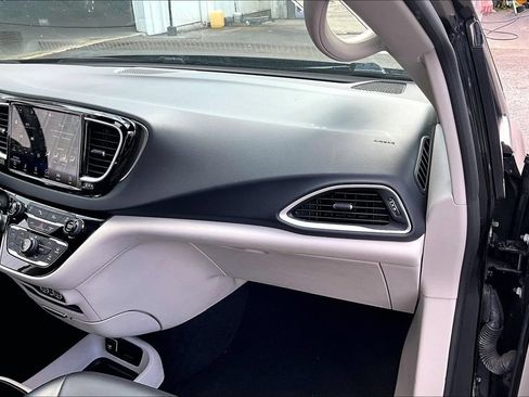 Used 2023 Chrysler Pacifica Touring-L FWD image 26