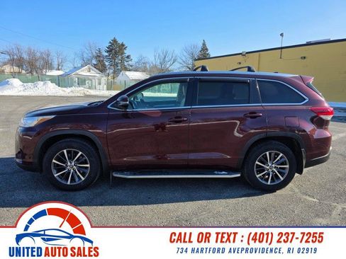 Used 2017 Toyota Highlander XLE image 2