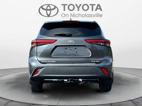 Used 2020 Toyota Highlander XLE AWD/4WD image 4