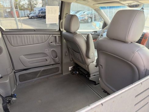 Used 2009 Toyota Sienna XLE image 17