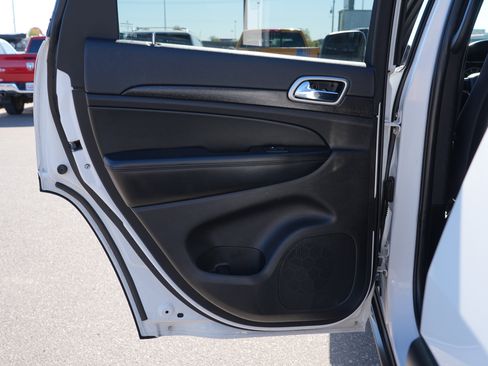 Used 2018 Jeep Grand Cherokee Laredo AWD/4WD image 19