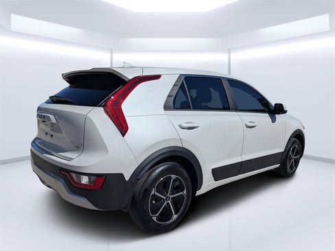 Used 2024 Kia Niro LX image 3