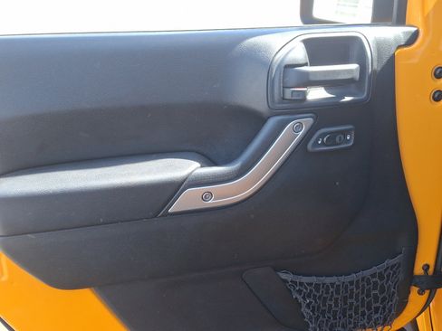 Used 2013 Jeep Wrangler Unlimited Sahara image 12