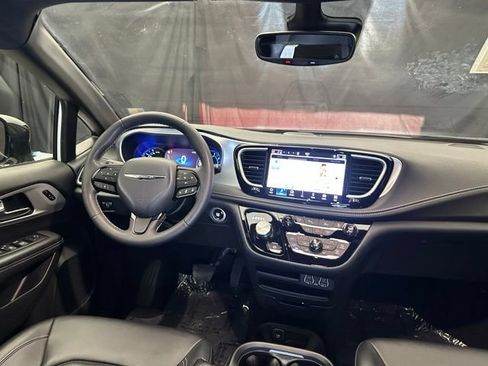 Used 2024 Chrysler Pacifica Limited FWD image 20