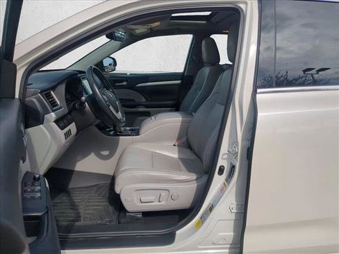 Used 2017 Toyota Highlander XLE w/ Carpet Mat Package image 14