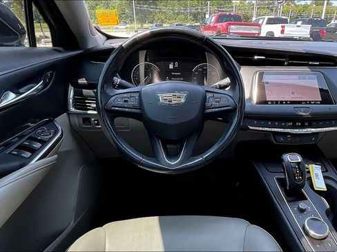 Used 2019 Cadillac XT4 Luxury w/ Cold Weather Package FWD image 6