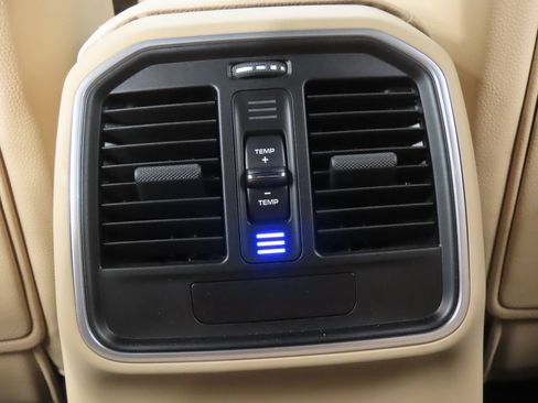 Certified 2026 Porsche Macan AWD/4WD image 33