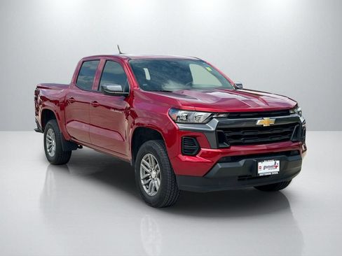 Used 2025 Chevrolet Colorado LT RWD image 3