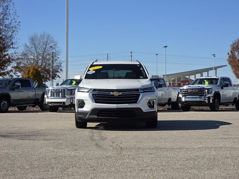 Used 2023 Chevrolet Traverse LT w/ LT Premium Package image 2