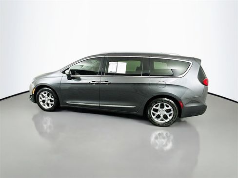 Used 2018 Chrysler Pacifica Limited image 4