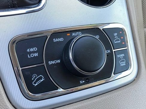 Used 2020 Jeep Grand Cherokee Overland w/ Interior Metal Package AWD/4WD image 17