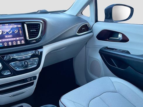 Used 2020 Chrysler Pacifica Limited FWD image 23