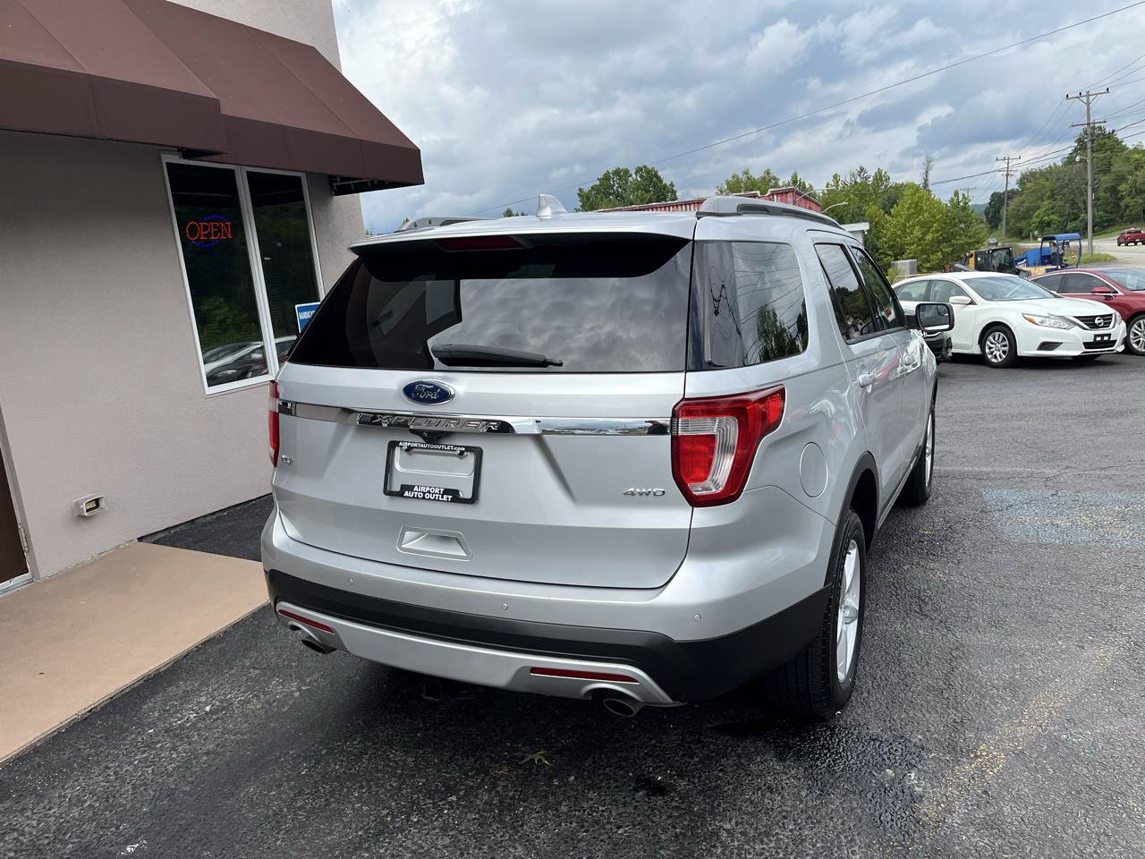 Used 2017 Ford Explorer XLT w/ Equipment Group 201A AWD/4WD image 8