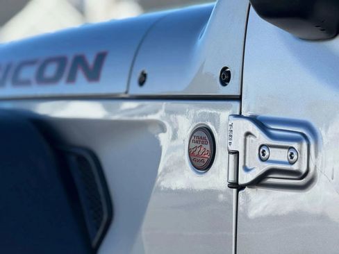 Used 2019 Jeep Wrangler Unlimited Rubicon w/ Cold Weather Group AWD/4WD image 11