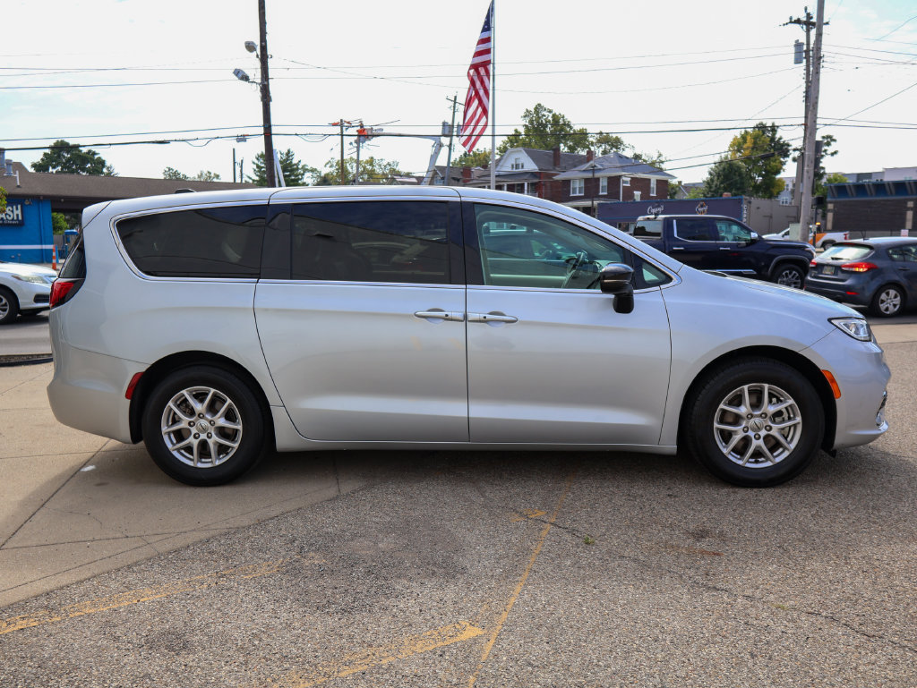 Used 2024 Chrysler Pacifica Touring-L FWD image 6