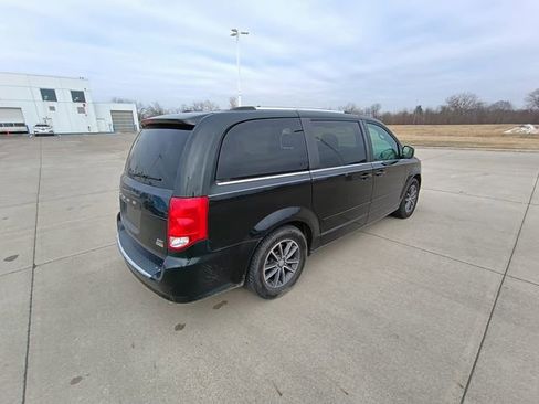 Used 2017 Dodge Grand Caravan SXT image 3