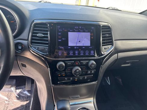 Used 2019 Jeep Grand Cherokee Laredo w/ 18" Wheel & 8.4" Radio Group AWD/4WD image 16