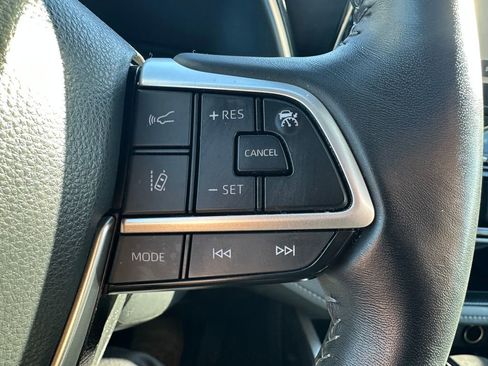 Used 2023 Toyota Highlander XLE image 22