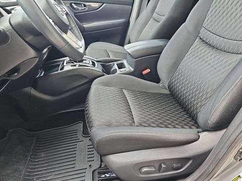 Used 2017 Nissan Rogue SV FWD image 19