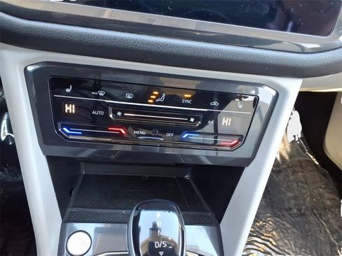 Used 2023 Volkswagen Tiguan SE w/ Panoramic Sunroof Package image 26