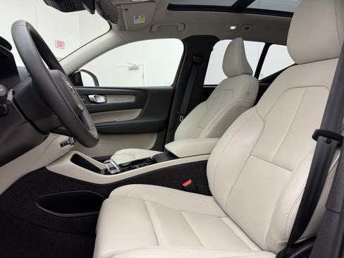 Used 2025 Volvo XC40 B5 Ultra AWD/4WD image 12
