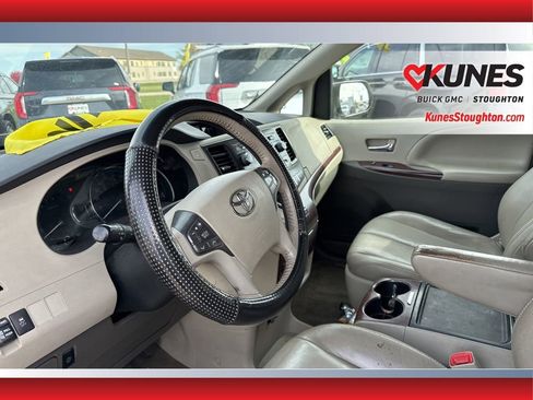 Used 2012 Toyota Sienna XLE image 19