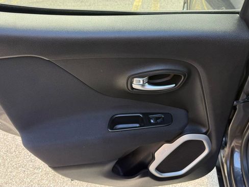 Used 2018 Jeep Renegade Latitude FWD image 29