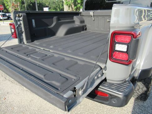 Used 2021 Jeep Gladiator Rubicon AWD/4WD image 9