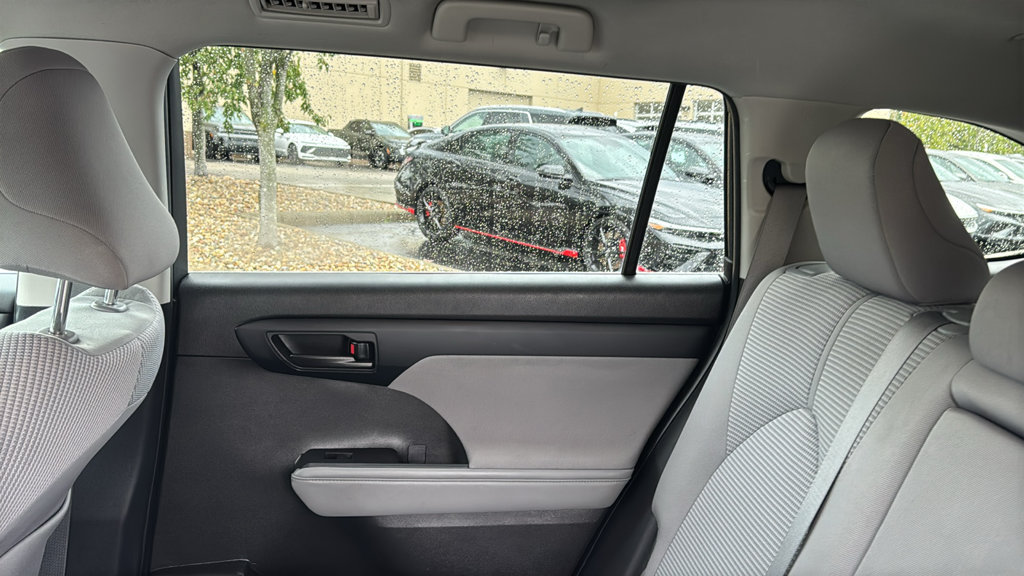 Used 2022 Toyota Highlander LE AWD/4WD image 29