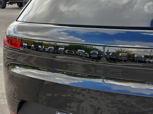 Used 2025 Land Rover Range Rover Sport SE image 11