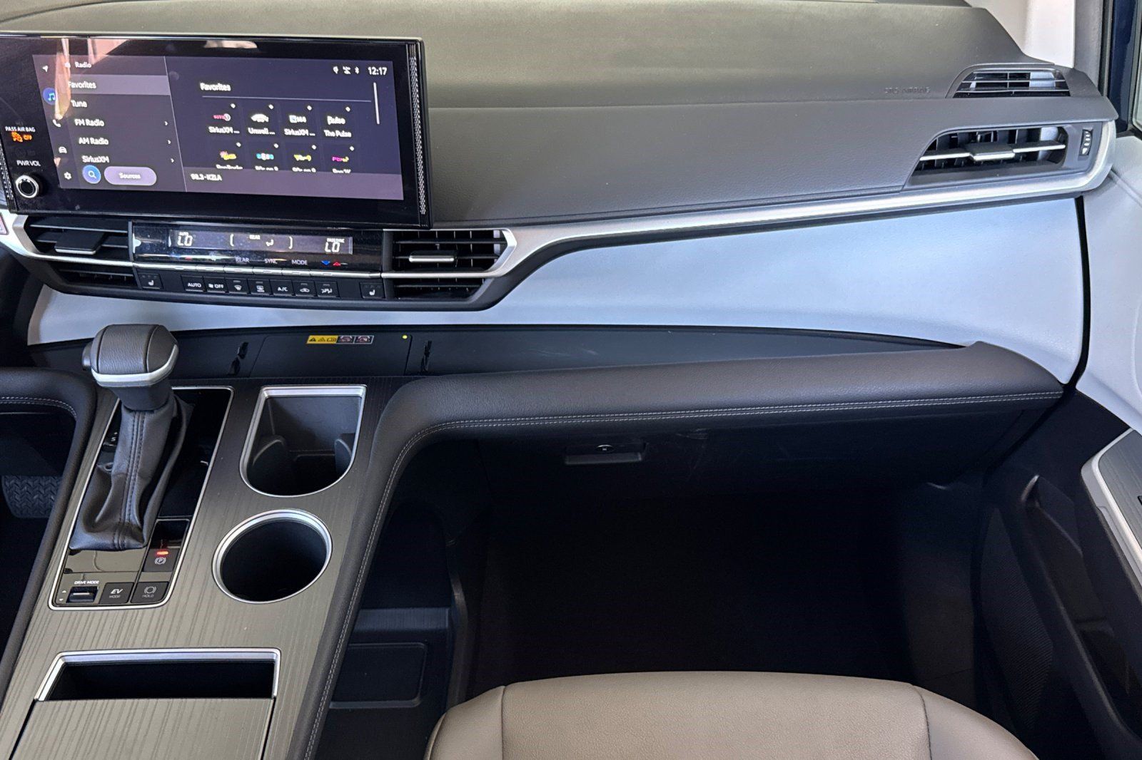 Used 2025 Toyota Sienna XLE FWD image 32